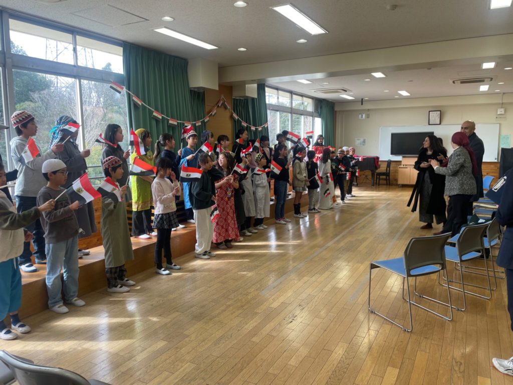 エジプト国歌を歌う４年生児童